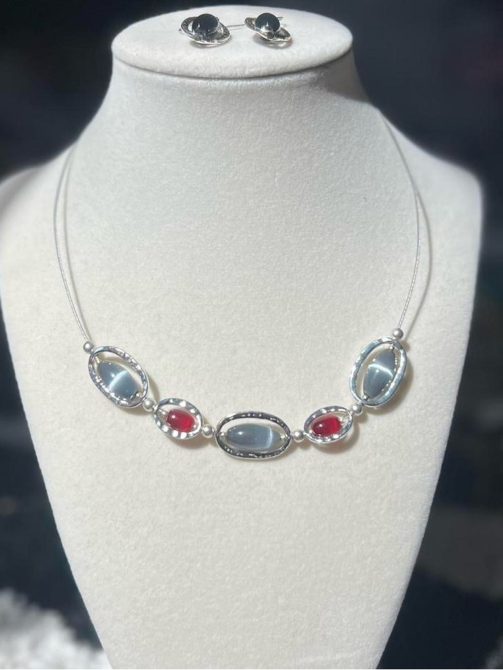 Y2K silver tone beaded circle wire necklace with red and blue
